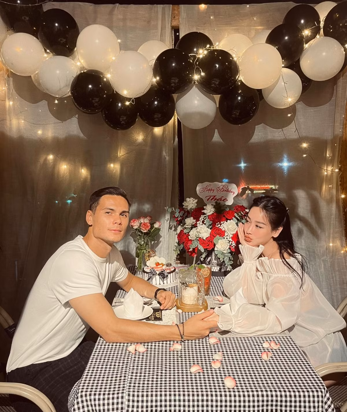 Helen Thanh Thảo (tên thật là Nguyễn Thanh Thảo, sinh năm 1990, quê Hải Phòng) là bạn gái của trung vệ Việt kiều Adriano Schmidt (hiện đầu quân cho CLB Topenland Bình Định).