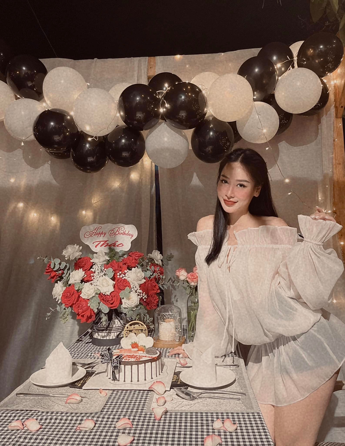 Ban gái Adriano Schmidt xứng đáng là một trong những nàng WAGs nóng bỏng và xinh đẹp nhất của bóng đá Việt Nam.