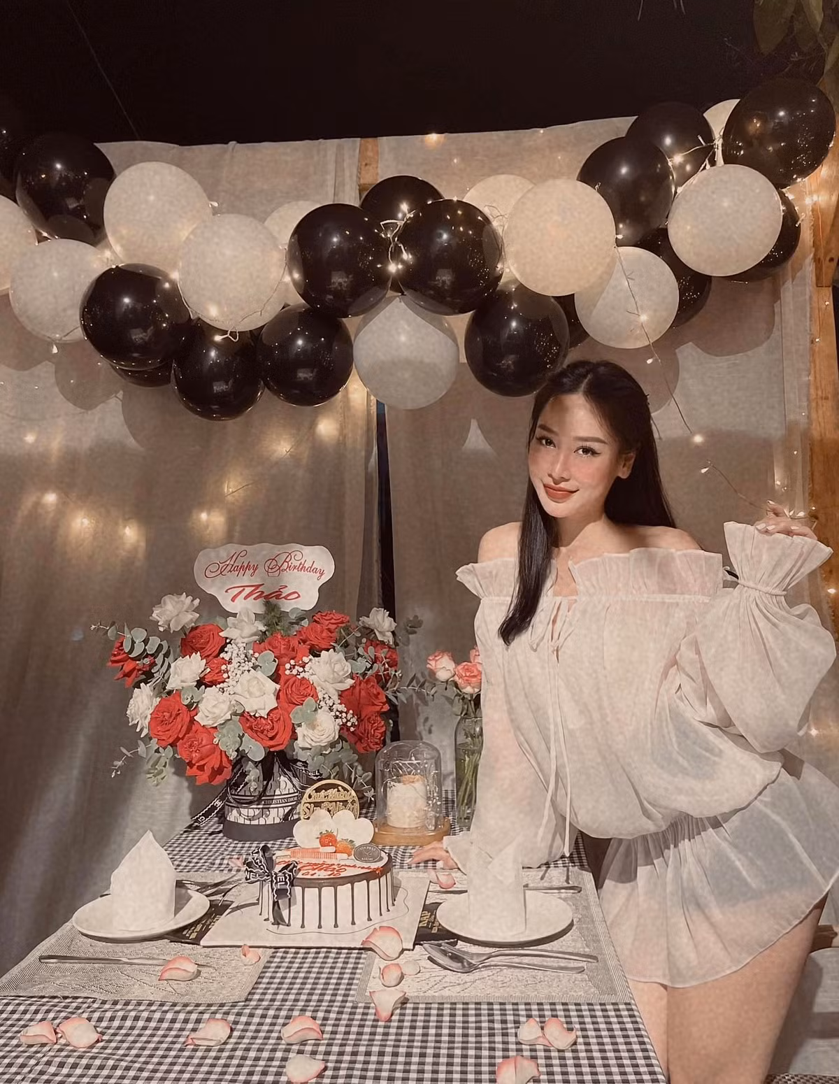 Ban gái Adriano Schmidt xứng đáng là một trong những nàng WAGs nóng bỏng và xinh đẹp nhất của bóng đá Việt Nam.