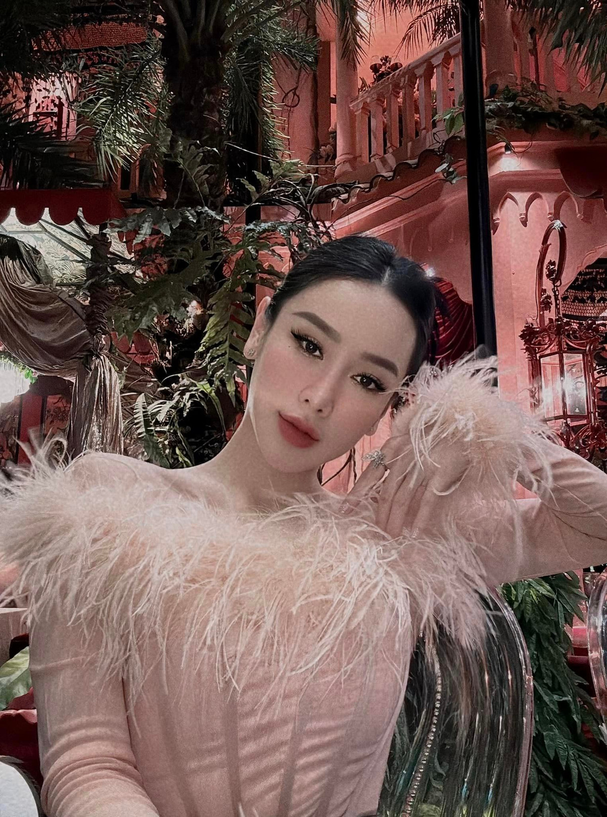 Thời gian gần đây, sau khi công khai hẹn hò với trung vệ Việt kiều Adriano Schmidt cô nàng chăm chỉ đăng tải hình ảnh khoe dáng hơn.