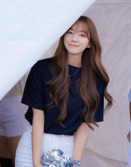 Mỗi lần hot girl cổ vũ này xuất hiện, cả sân bóng lại hừng hực khí thế.