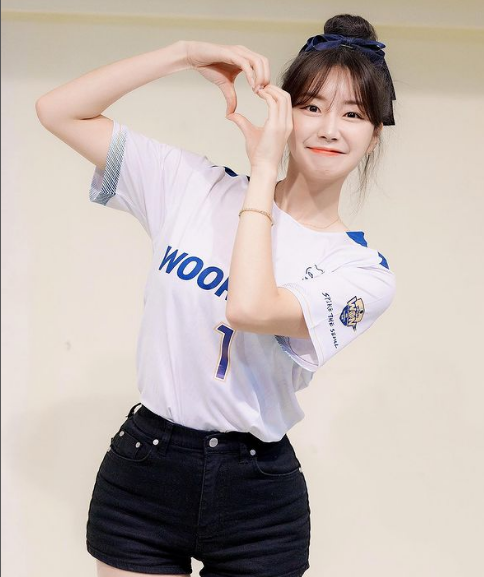 Sau khi xuất hiện cùng một nhóm CĐV trên sân vận động, gái xinh trong đội cổ vũ tên Ji Hyun An bất ngờ trở thành tâm điểm thu hút mọi ánh nhìn và nhanh chóng nổi như cồn trên mạng xã hội.