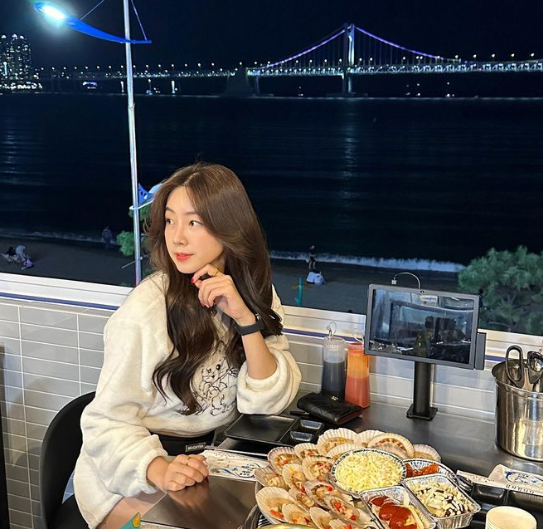 Gương mặt xinh đẹp, làn da trắng nõn mang nét đặc trưng đúng kiểu Hàn Quốc của người đẹp này là điểm cuốn hút mọi fan hâm mộ.