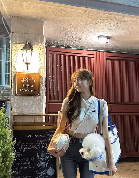 Ngoài ra, Ji Hyun An còn là người mẫu quảng cáo cho một số nhãn hiệu mỹ phẩm.