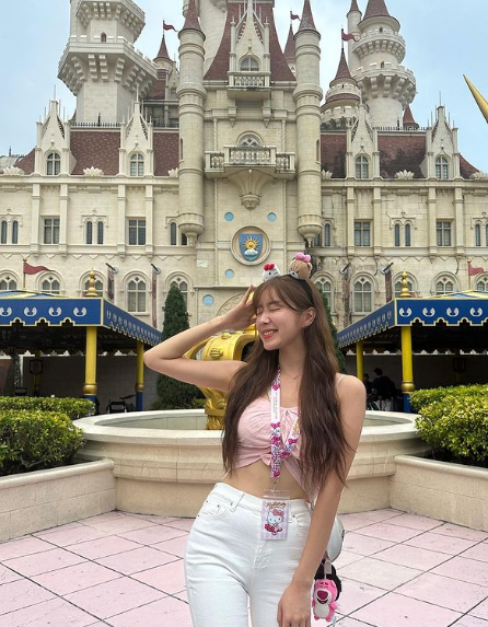 Ngoài sở hữu khuôn mặt thanh tú với đôi mắt to tròn, cô còn sở hữu nước da trắng không tì vết.