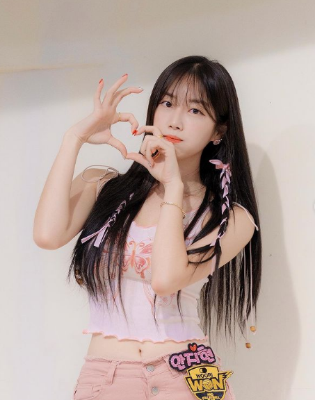 "Nữ thần cổ vũ" cao 1m69, sinh năm 1997, là trưởng nhóm cổ vũ tại đội bóng chày Seoul Samsung Thunders từ năm 2015.