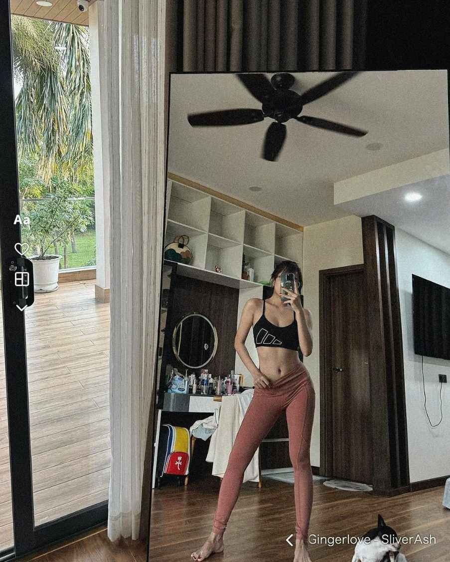 Mới đây, Trâm Anh gây chú ý khi chia sẻ hình ảnh diện đồ tập, để lộ cơ bụng, thân hình săn chắc.