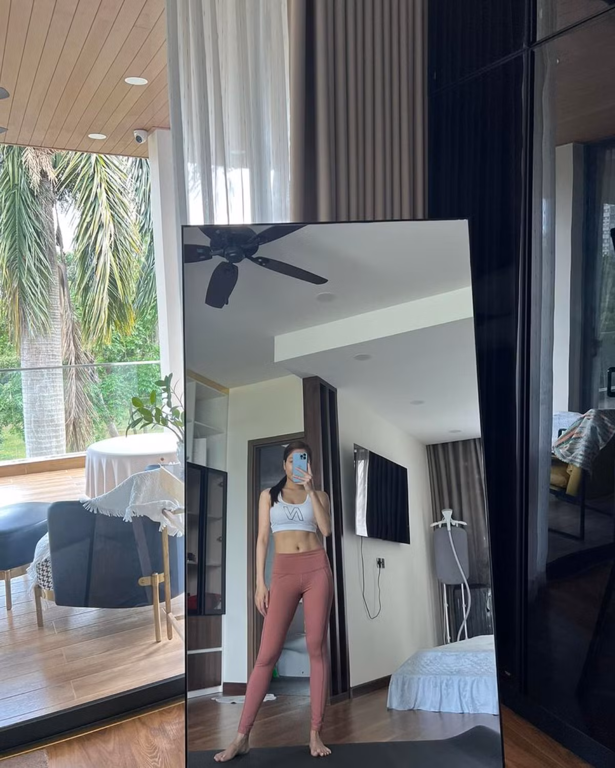 Cô nàng tập luyện chăm chỉ, không chỉ gym mà Trâm Anh còn yêu thích bộ mộ đánh golf, yoga.