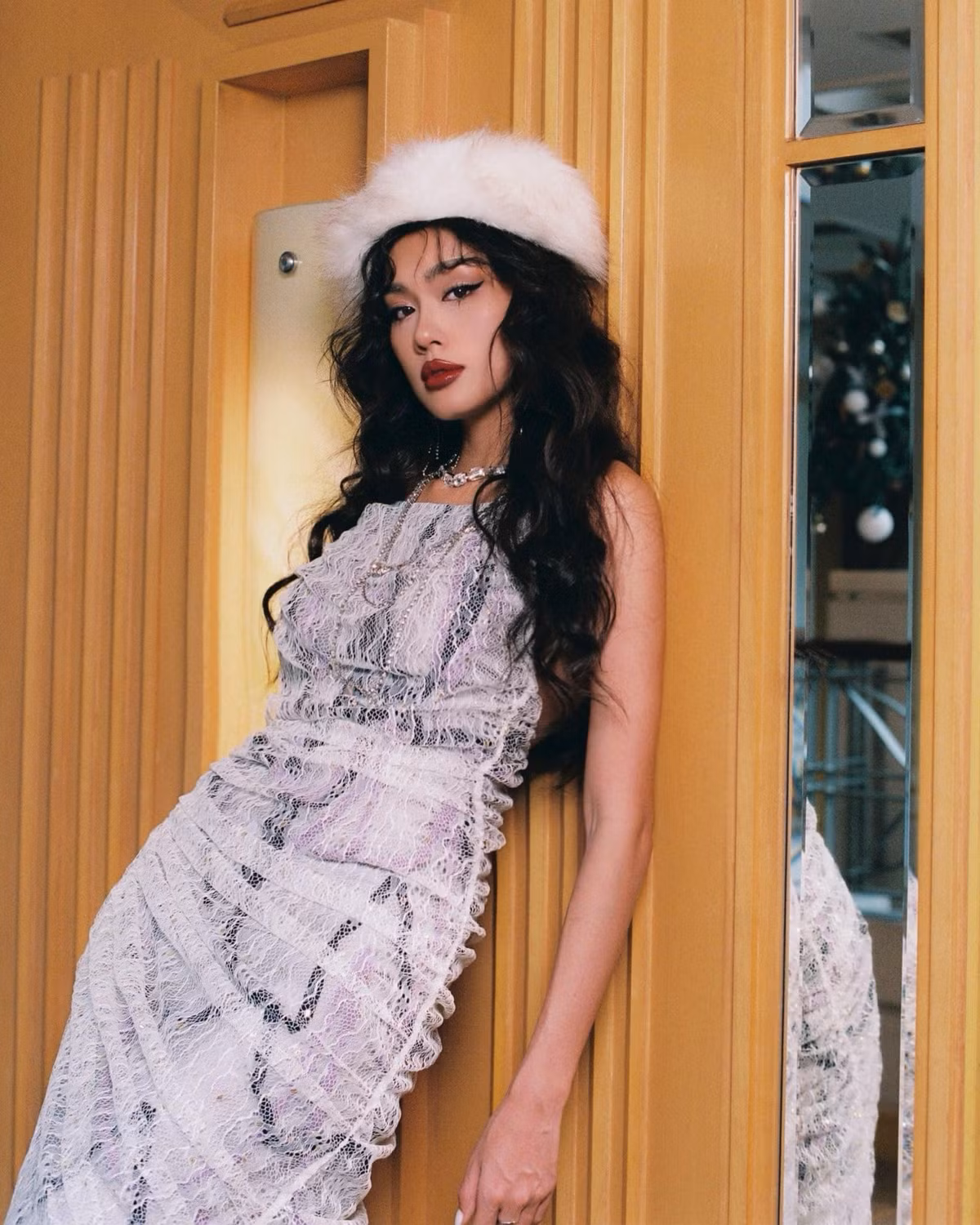 Màn "lên đồ" chấn động của Thảo Nhi Lê, cô nàng chuẩn bị 4-5 outfit dành cho Noel năm nay.