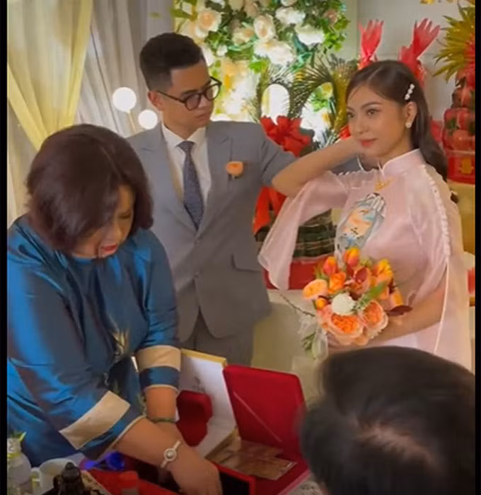 Tuy nhiên sau lễ ăn hỏi này nhiều nguồn tin cho hay cô và chàng trai đó đã chia tay, hiện tại bạn gái cũ Quang Hải đang độc thân.