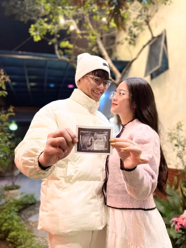 Sau khi kết hôn, vợ chồng Huyền My trở nên thoải mái hơn trong việc chia sẻ về cuộc sống đời tư, cả hai thường xuyên có những chuyến du lịch ngọt ngào bên nhau.