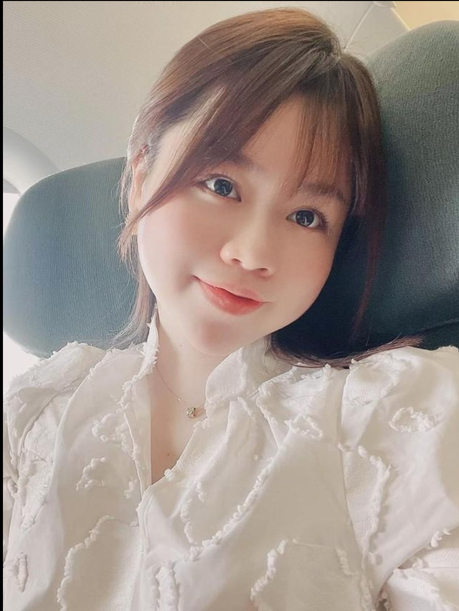 Bên cạnh đó, Huỳnh Anh cũng đảm nhận vai trò MC của một chương trình thể thao, mẫu ảnh hay xuất hiện với trang phục đi lễ chùa.