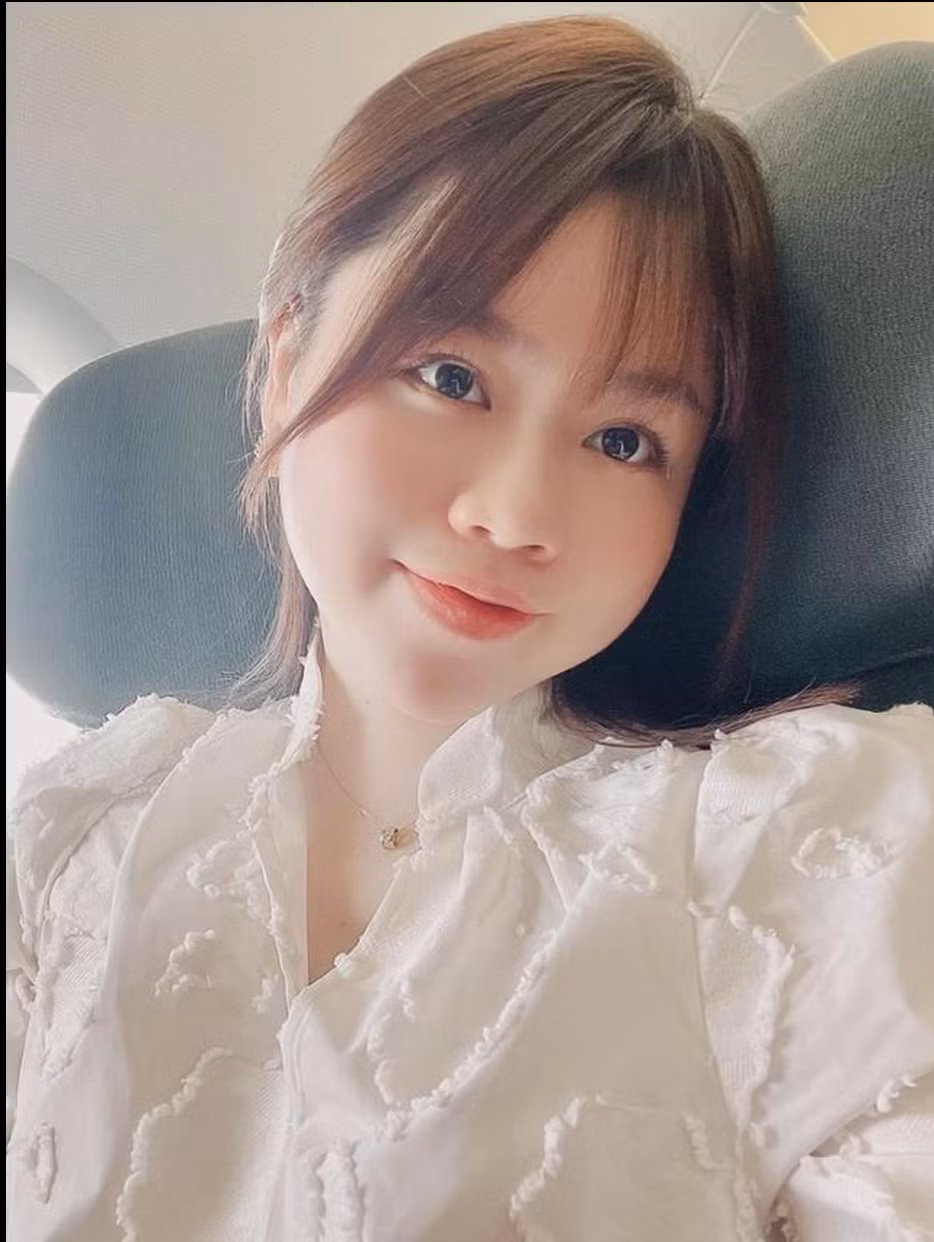 Bên cạnh đó, Huỳnh Anh cũng đảm nhận vai trò MC của một chương trình thể thao, mẫu ảnh hay xuất hiện với trang phục đi lễ chùa.