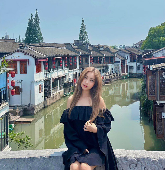 Về phần Nhật Lê, từ sau khi chia tay Quang Hải, cô có cuộc sống kín tiếng hơn, tập trung vào công việc cá nhân.