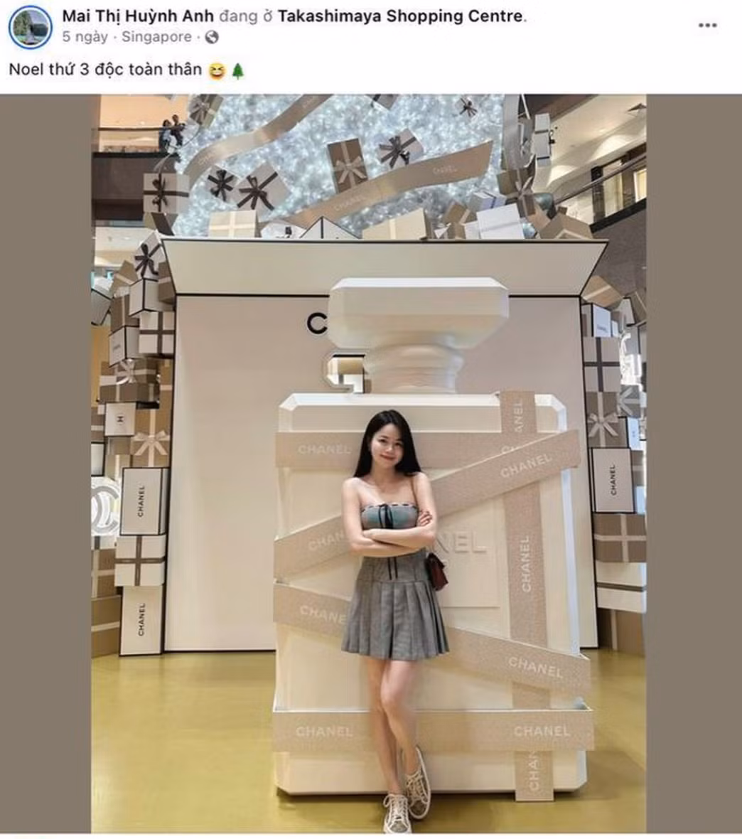 Nhan sắc của cô nàng được khen ngợi xinh xắn, thăng hạng hơn xưa.