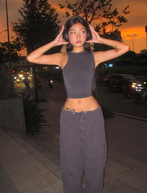 Nếu bạn yêu thích thời trang, không khó để bắt gặp hình ảnh của Oanhdaqueen khi tìm kiếm nguồn cảm hứng diện đồ.