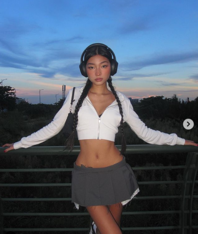 Oanhdaqueen sở hữu body nhỏ nhắn. Điểm thu hút ánh nhìn là vòng eo săn chắc, thon gọn. Ảnh: Tổng hợp