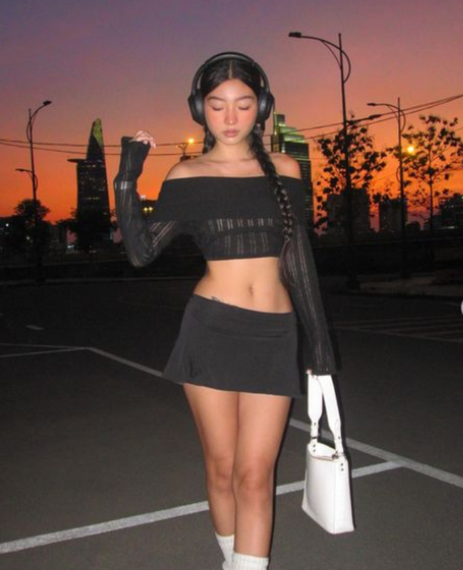 Cô gây ấn tượng bởi vẻ sắc sảo, thân hình chuẩn như búp bê và phong cách thời trang độc đáo, sành điệu.