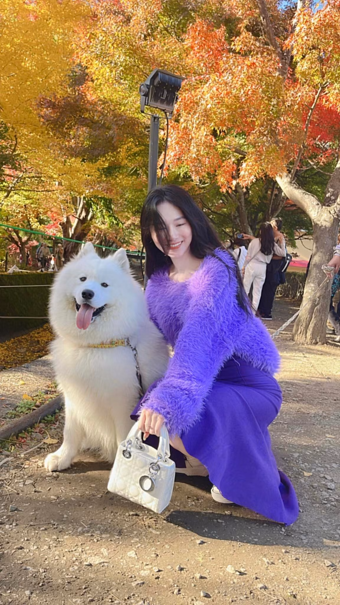 Theo chia sẻ, lên đến đại học, sau đó là đi làm, cô mới bắt đầu hiểu tầm quan trọng của vẻ ngoài. Vì vậy cô chăm sóc bản thân kĩ hơn bằng việc niềng răng, tập gym và ăn uống healthy.