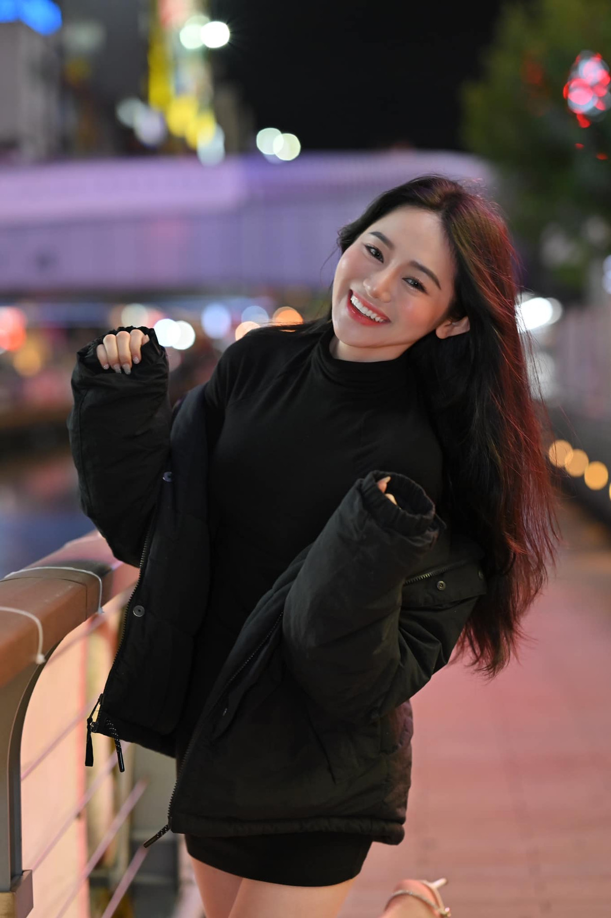 Thúy Huyền xinh đẹp, gợi cảm hơn nhiều. Cô nàng tự tin theo đuổi phong cách nóng bỏng, quyến rũ.