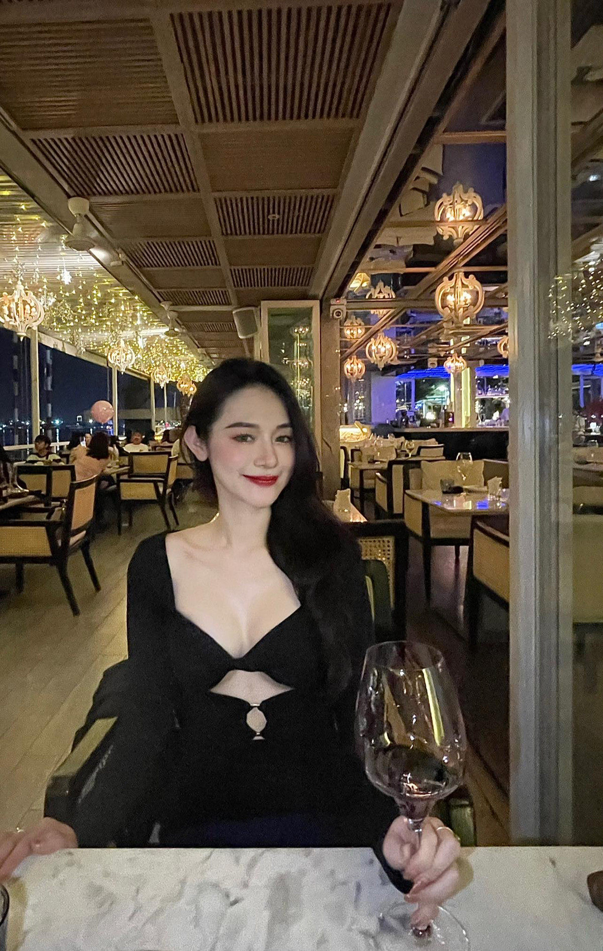 Khác với hình ảnh "mọt sách" với cặp kính cận giản dị, giờ đây, Thuý Huyền đã có sự đổi về ngoại hình, trở nên cuốn hút, quyến rũ hơn.