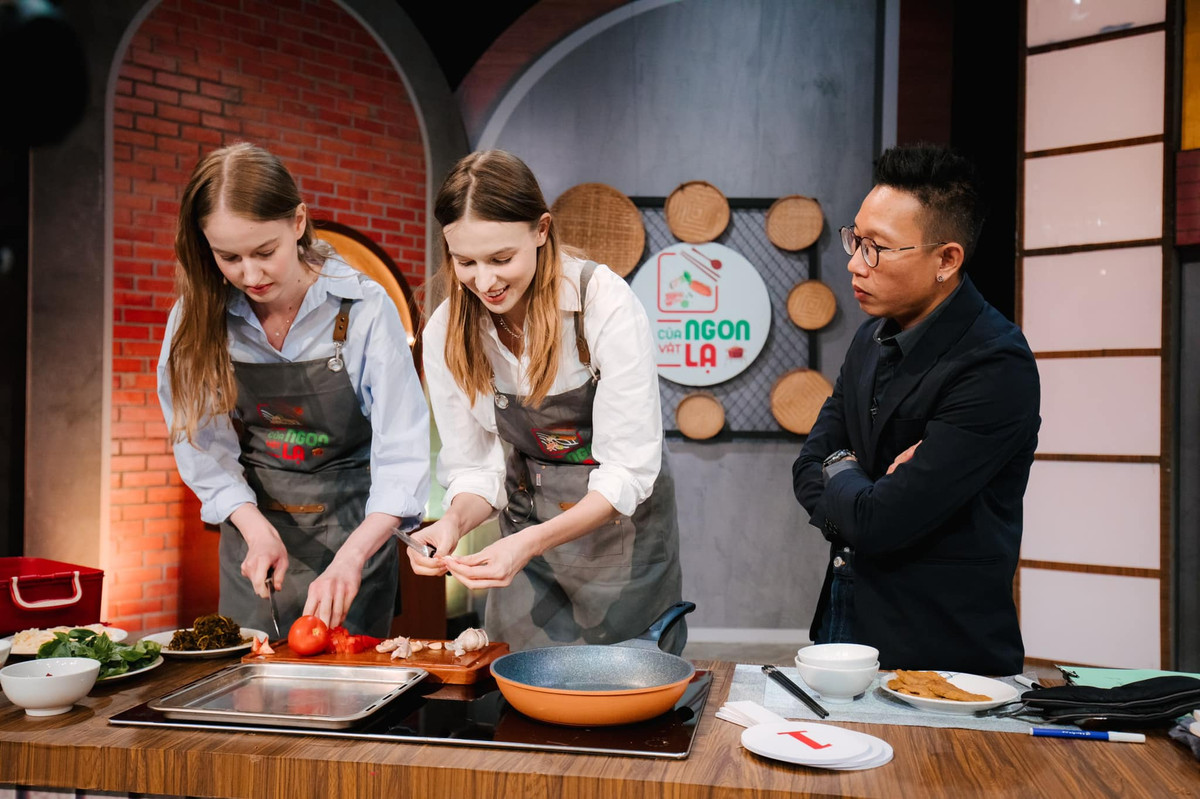 Mỹ nhân Đông Âu này gây chú ý khi liên tiếp lên sóng truyền hình Việt, mới đây nhất cô cùng em gái gây chú ý khi xuất hiện trong chương trình "Của Ngon Vật Lạ".