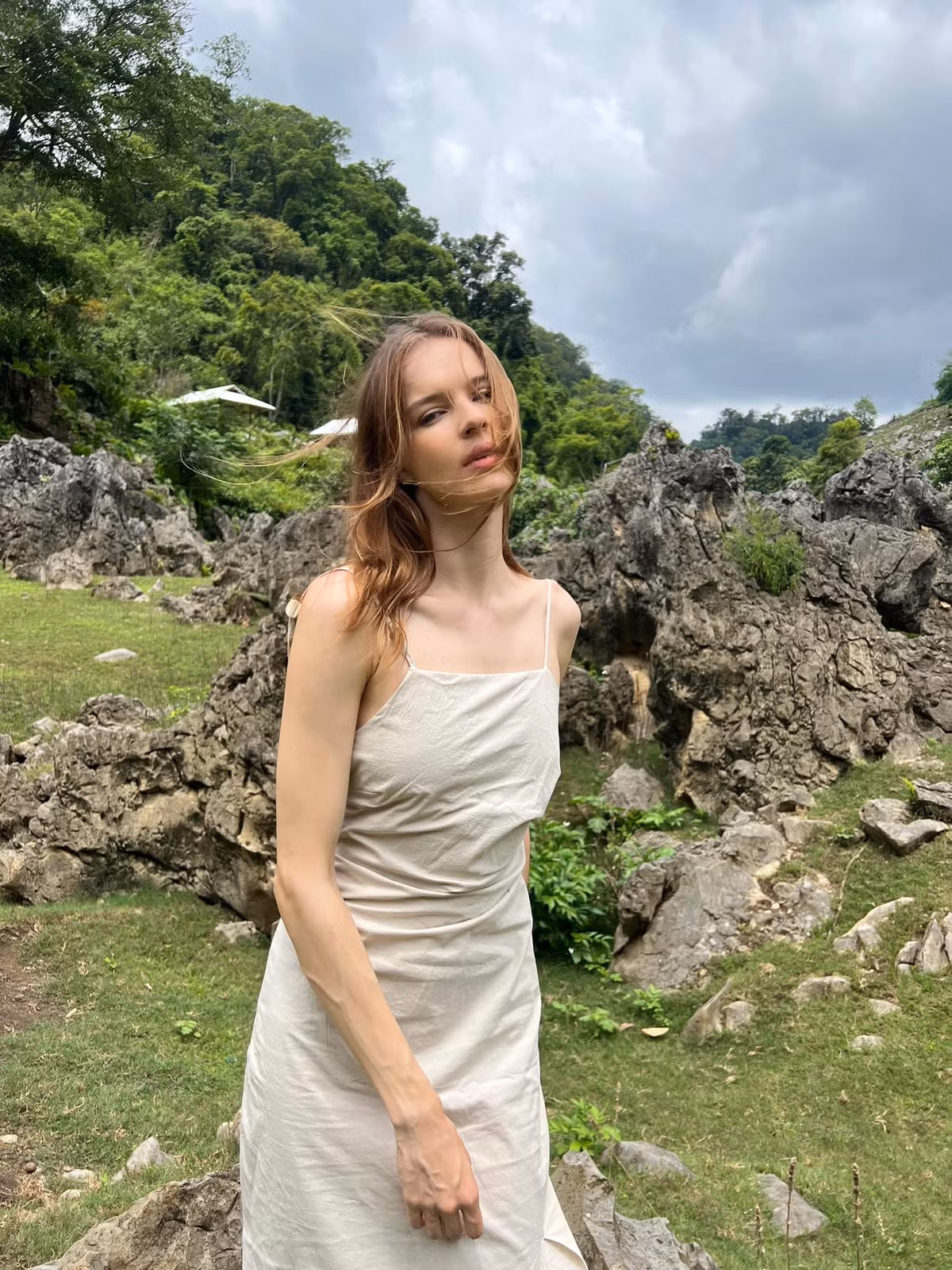 Với mái tóc nâu óng ả tự nhiên, Iryna Yang luôn được khen ngợi có vẻ ngoài xinh đẹp và ngọt ngào như một nàng búp bê ngoài đời thực.