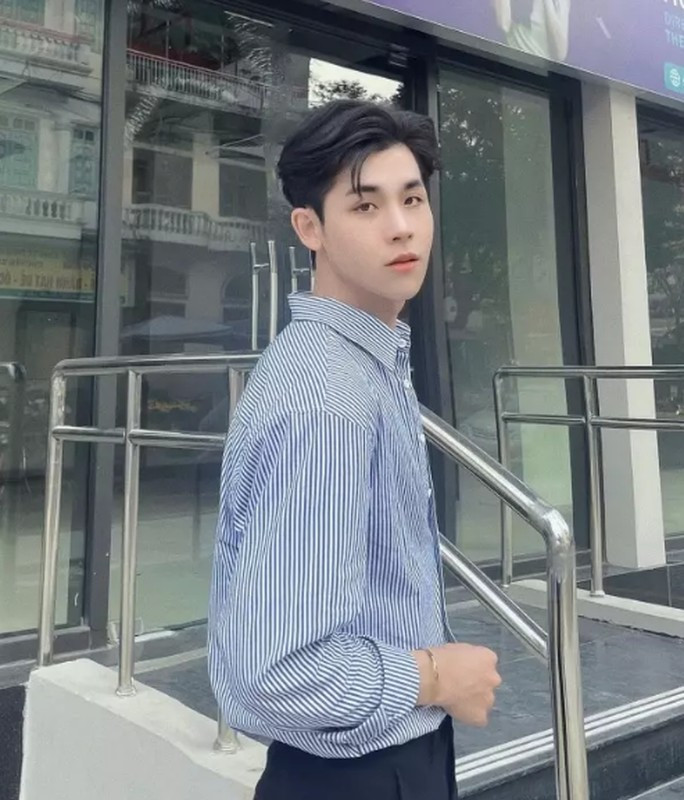 Thầy giáo điển trai này là sinh viên năm cuối ngành Sư phạm Ngữ văn của trường ĐH Sư phạm Hà Nội.