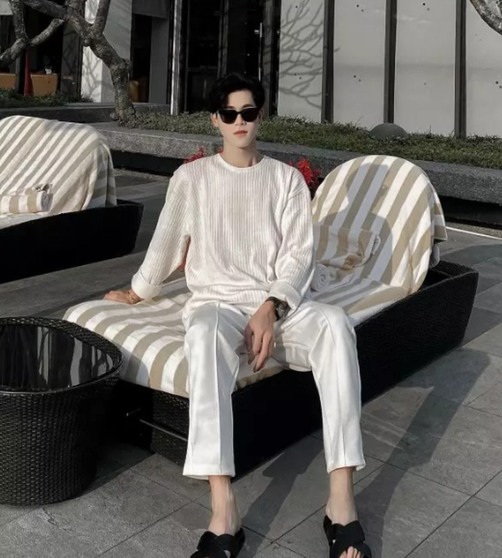 Thời điểm mới nổi tiếng, Cảnh đang thực tập tại trường cấp 3 trong địa bản thủ đô. Ngoài công việc đi dạy, Cảnh còn là người mẫu tự do.