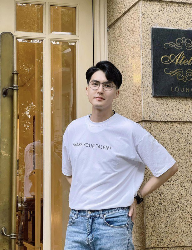 Chỉ bằng một đoạn clip livestream dài khoảng 1 phút, thầy giáo điển trai Nguyên Trực đã thu về một lượng lớn “fan cứng” và netizen rầm rộ truy tìm thông tin để xin theo học.