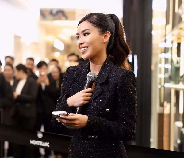 Em chồng Hà Tăng thường theo đuổi phong cách trang điểm cá tính với mắt khói, lông mi dài và đôi môi đỏ gợi cảm.