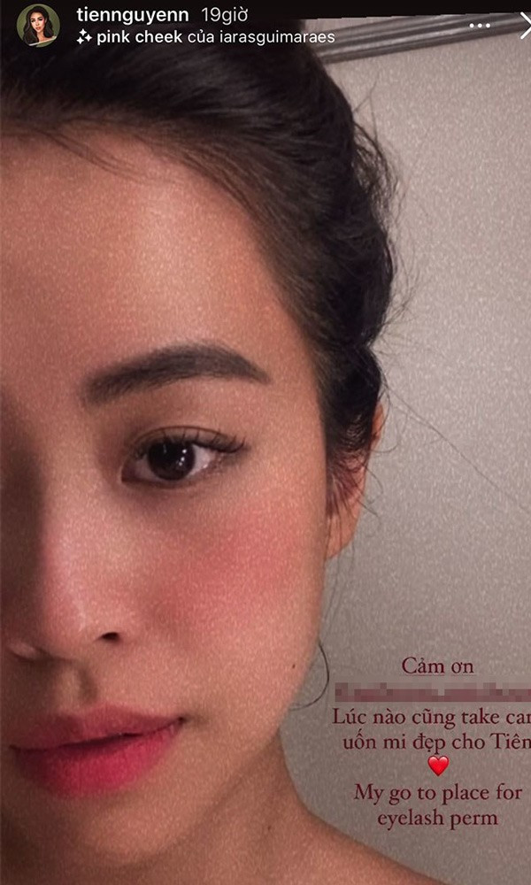 Làn da hồng hào, hàng lông mày rậm, đôi mông căng mọng cùng nụ cười đều tắp của Tiên Nguyễn đủ sức chinh phục bất kỳ ai khi đối diện.