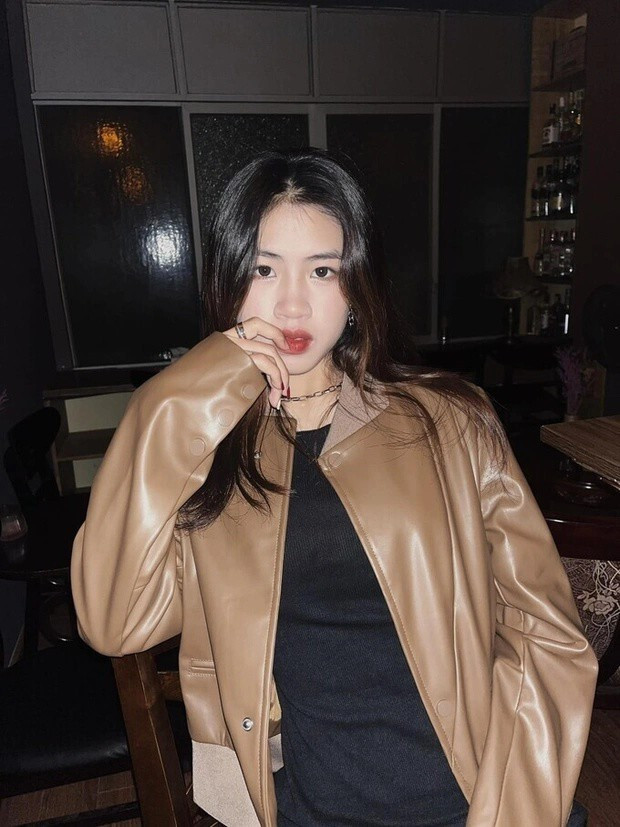 Không chỉ vậy, cô cũng ít khi trang điểm, tôn lên được gương mặt bầu bĩnh, trẻ trung.