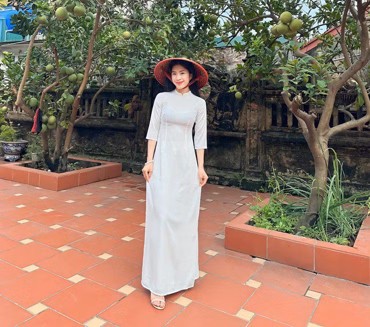 Thông thường, gu thời trang của Thanh Nhã thiên về vẻ đẹp nhẹ nhàng, duyên sáng và có phần trong sáng của thiếu nữ mới lớn.