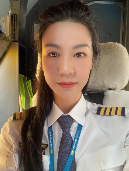 Mọi động thái của "nữ cơ trưởng xinh nhất Việt Nam" đều có thể khiến cư dân mạng chú ý.