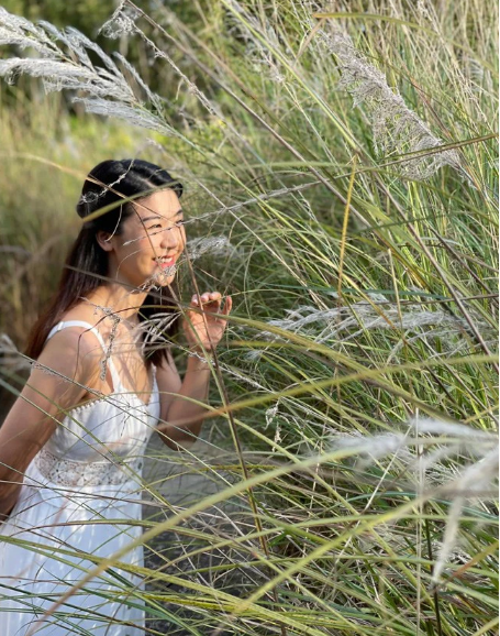 Từ lâu, Huỳnh Lý Đông Phương không chỉ gây ấn tượng khi là nữ cơ trưởng đầu tiên của Việt Nam mà cô còn được yêu mến bởi vẻ đẹp cuốn hút, vóc dáng thon gọn, trẻ trung.