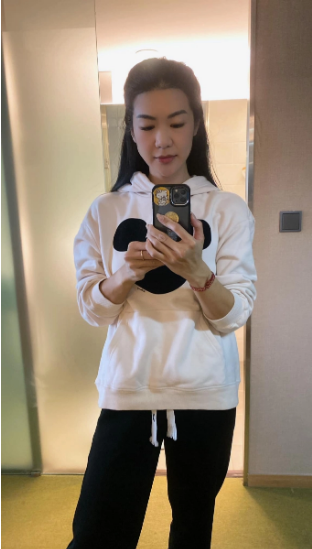 Nữ cơ trưởng diện trang phục đơn giản, không trang điểm quá cầu kỳ nhưng vẫn thu hút bởi gương mặt xinh đẹp.