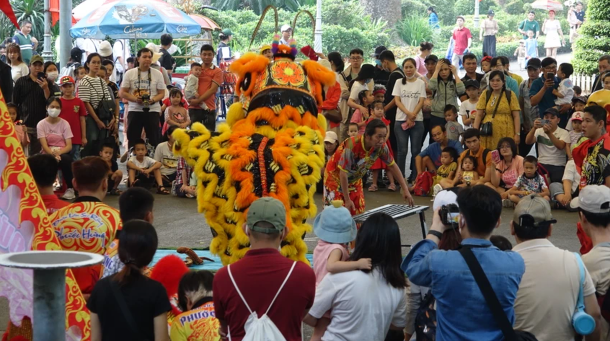 Nhieu nguoi xep hang dai de duoc vao Thao cam vien Sai Gon-Hinh-4