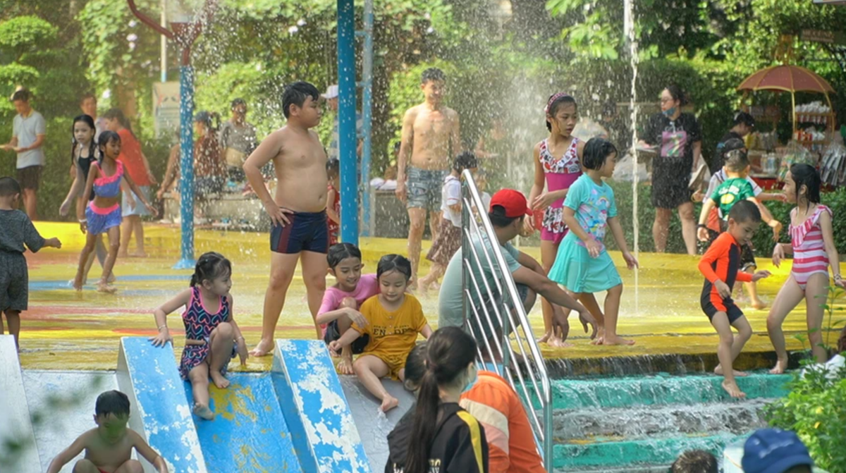 Nhieu nguoi xep hang dai de duoc vao Thao cam vien Sai Gon-Hinh-9