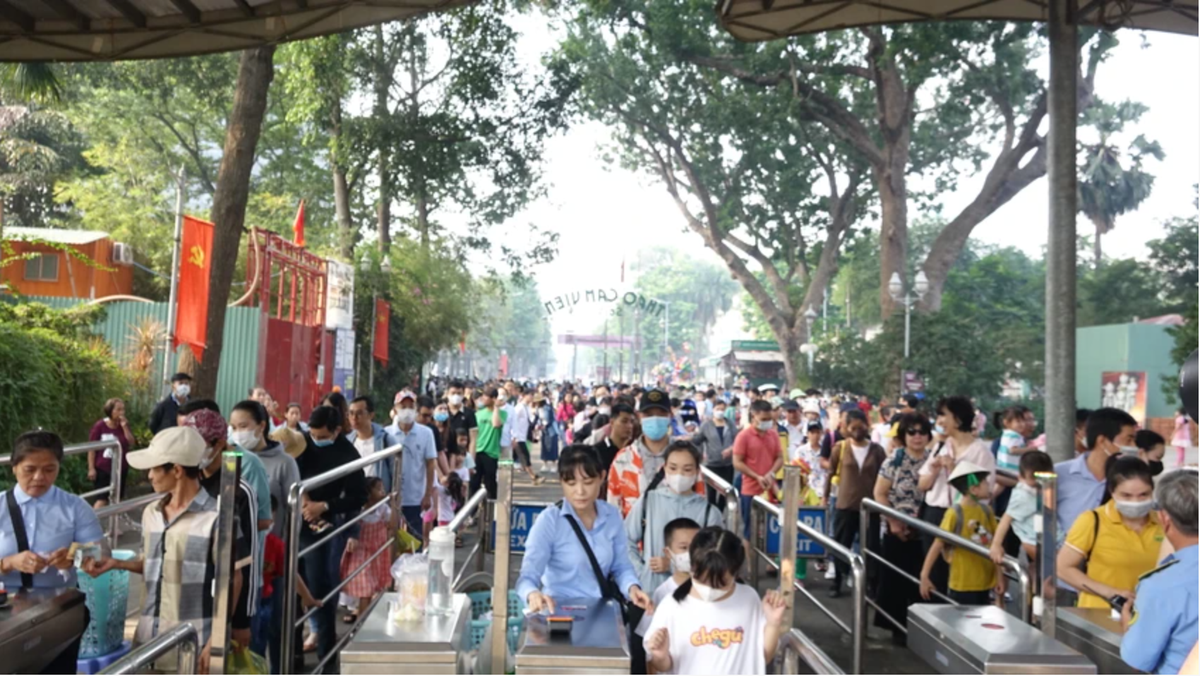 Nhieu nguoi xep hang dai de duoc vao Thao cam vien Sai Gon