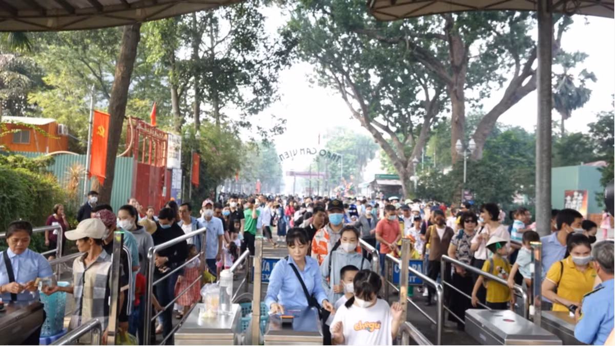 Nhieu nguoi xep hang dai de duoc vao Thao cam vien Sai Gon