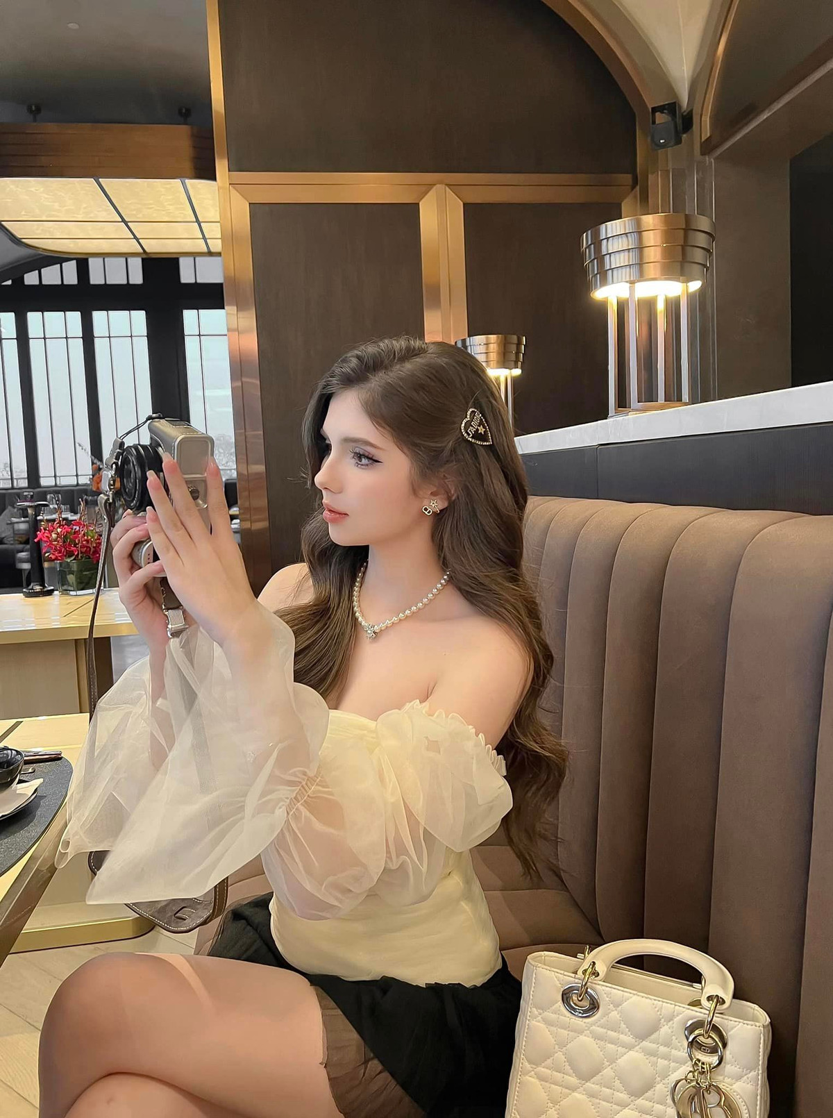 Làn da trắng nổi bật cùng vóc dáng cơ thể thanh mảnh với vòng eo thon giúp cô trông cuốn hút hơn.