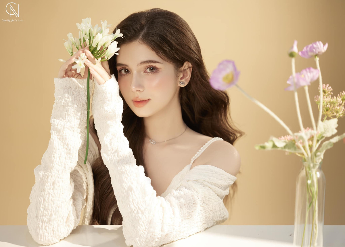 Gương mặt xinh đẹp tựa búp bê cùng đôi chân thon dài của Xuân Mai giúp mỗi bài đăng nhanh chóng thu hút nhiều sự quan tâm từ cư dân mạng.