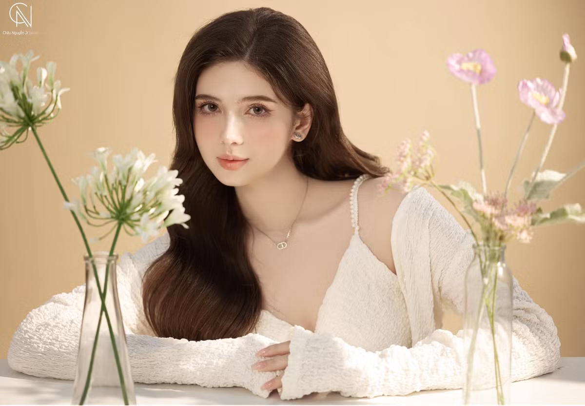 Cư dân mạng dành tặng cho hot girl lai này danh xưng "thiên thần TikTok", "Búp bê TikTok" nhờ nhan sắc lai Tây hiếm có.