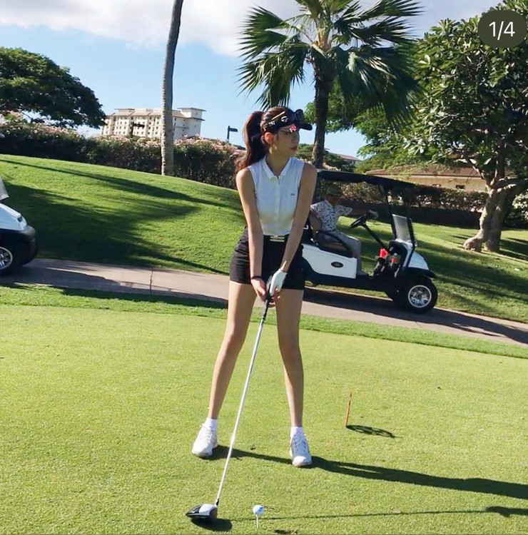 Một vài khoảnh khắc nàng hot girl xứ Hàn để lộ vòng 1 căng tràn, khoe trọn làn da trắng nõn cùng vóc dáng chuẩn đẹp.