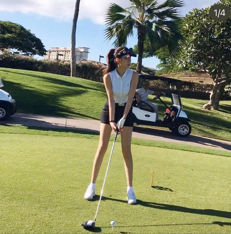 Một vài khoảnh khắc nàng hot girl xứ Hàn để lộ vòng 1 căng tràn, khoe trọn làn da trắng nõn cùng vóc dáng chuẩn đẹp.