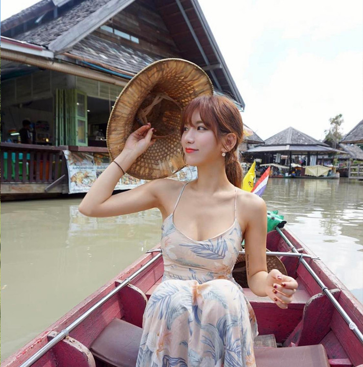 Ye Jung Hwa nổi tiếng từ năm 2015 khi tham gia chương trình My Little Television và giới thiệu các bài tập thể dục. Sau đó, cô chính thức trở thành ngôi sao truyền hình.