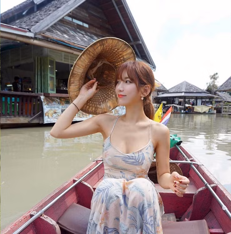 Ye Jung Hwa nổi tiếng từ năm 2015 khi tham gia chương trình My Little Television và giới thiệu các bài tập thể dục. Sau đó, cô chính thức trở thành ngôi sao truyền hình.