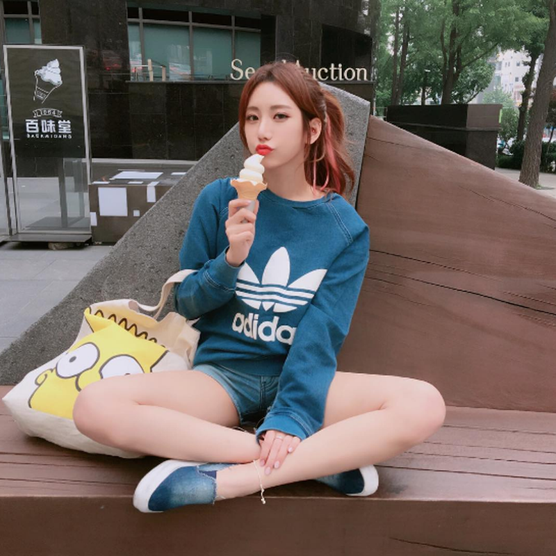 Cô giáo yoga Hàn Quốc này sở hữu đôi chân dài nuột nà và đường cong nóng bỏng, gợi cảm cùng gương mặt cuốn hút.