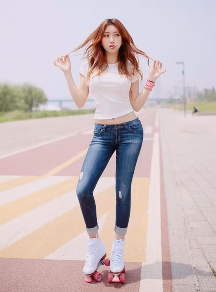 Hiện tại, cô còn thường xuyên được mời làm HLV dạy yoga cho một số chương trình trực tuyến về thể dục thẩm mỹ.